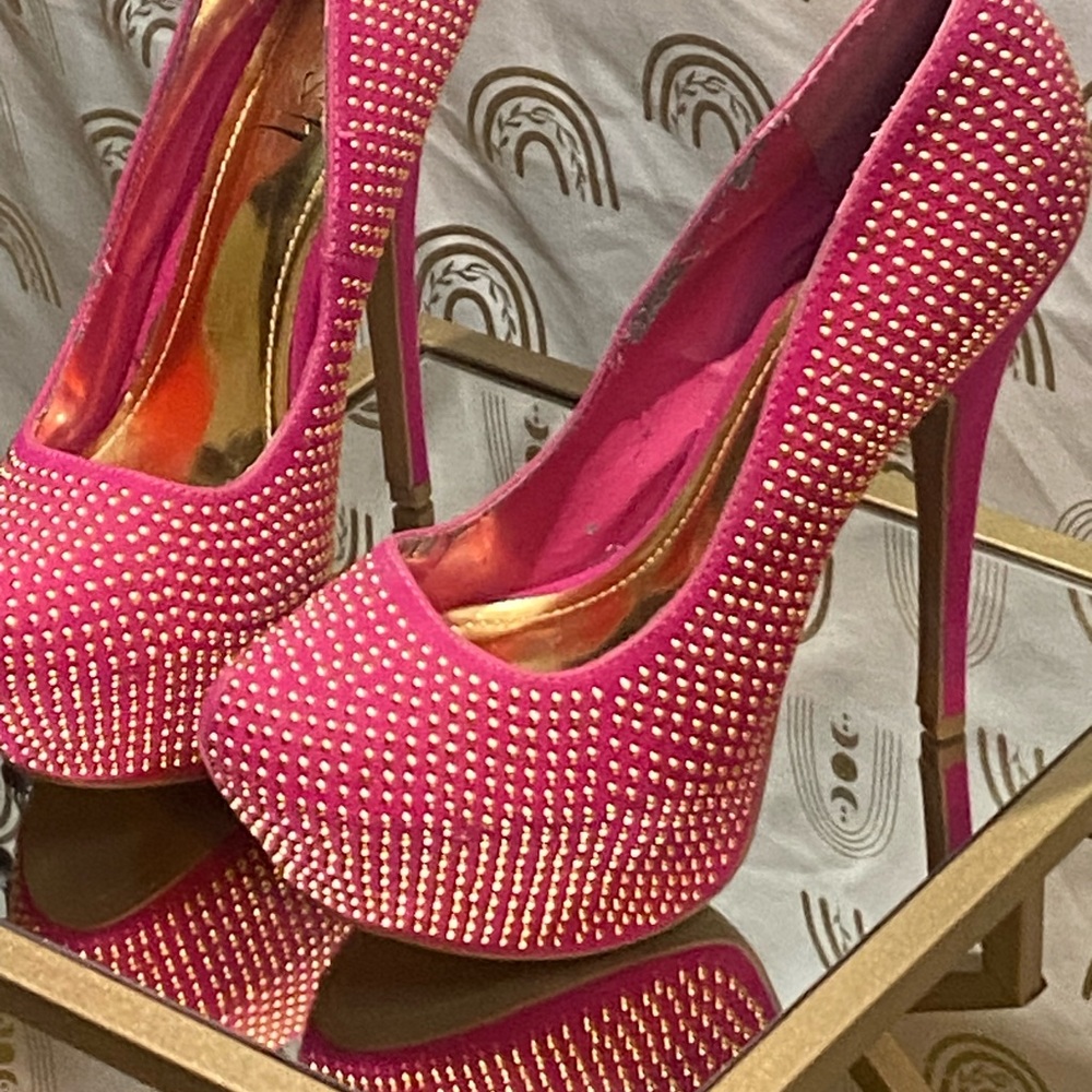 Elegant Pink Suede Heels with Stiletto Design - Picture 3 of 7